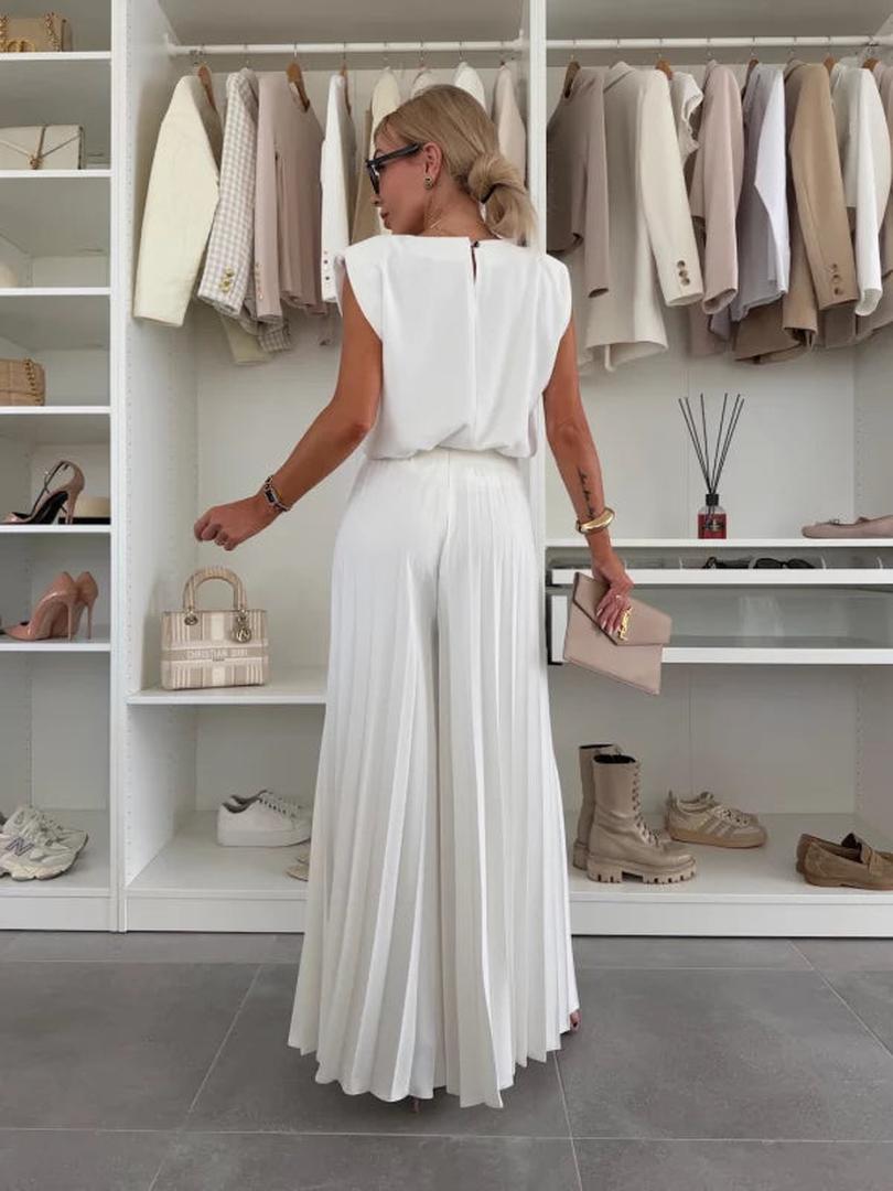 Two-Piece Set with Pleated Trousers and Sleeveless Top