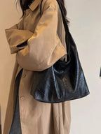 Leather Shoulder Bag for Women with Minimalist Design – Accessory for Daily Use