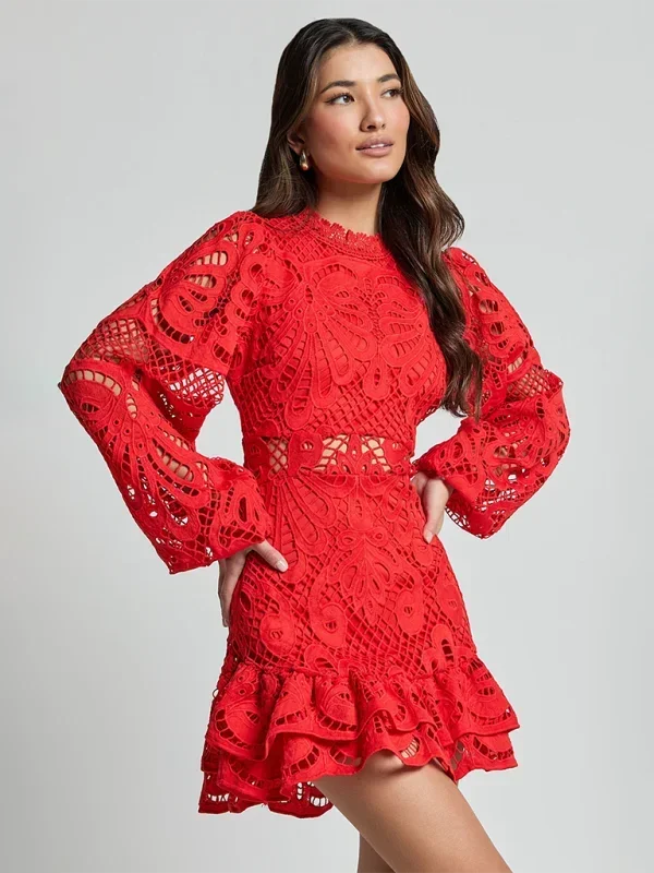 Elegant short lace dress for women with long sleeves for evening wear