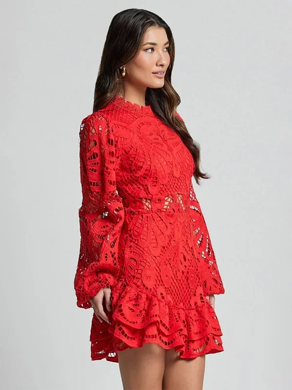 Elegant short lace dress for women with long sleeves for evening wear