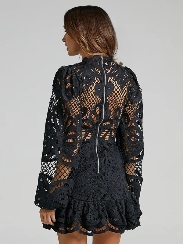 Elegant short lace dress for women with long sleeves for evening wear