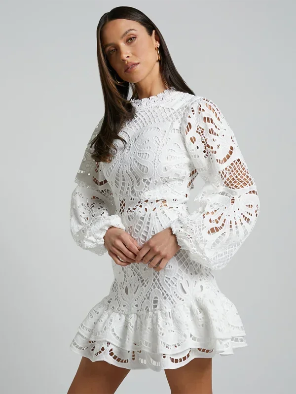 Elegant short lace dress for women with long sleeves for evening wear