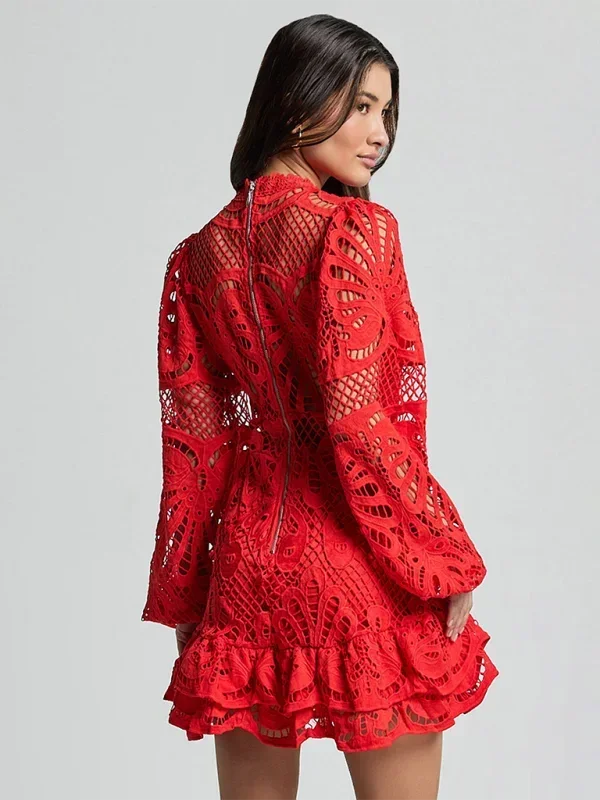 Elegant short lace dress for women with long sleeves for evening wear