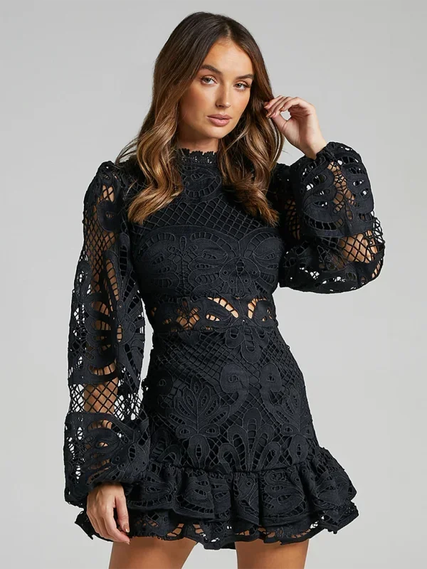 Elegant short lace dress for women with long sleeves for evening wear