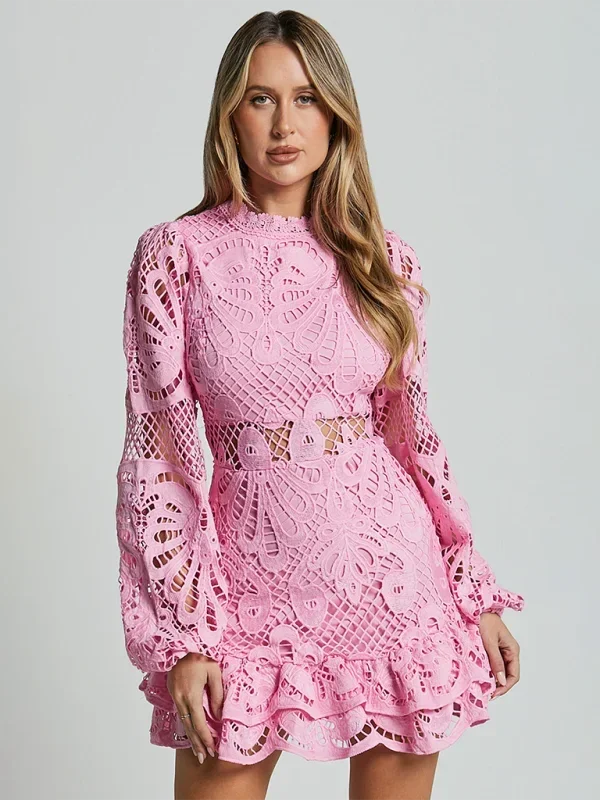 Elegant short lace dress for women with long sleeves for evening wear