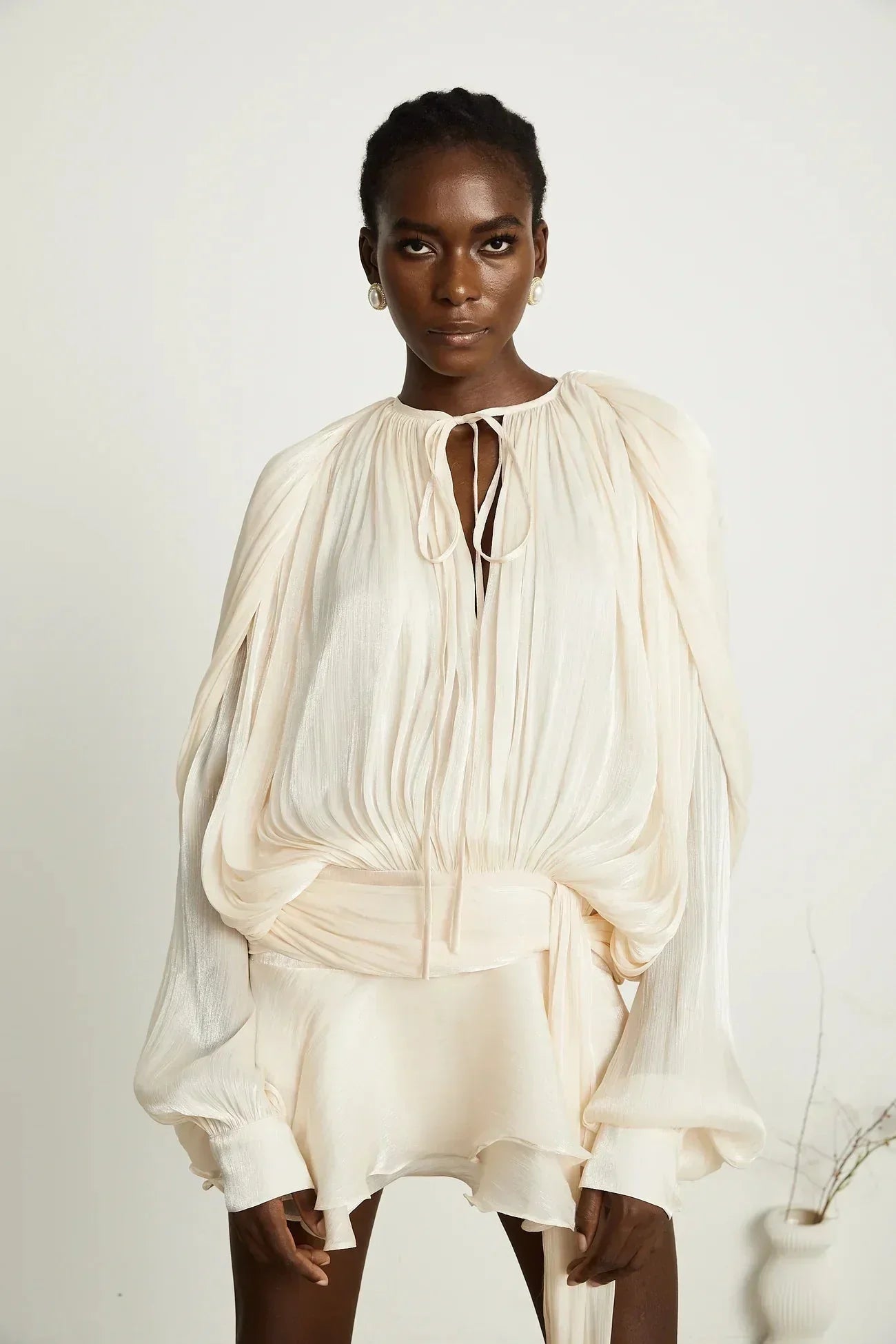 Short fluid dress with long sleeves and tied belt
