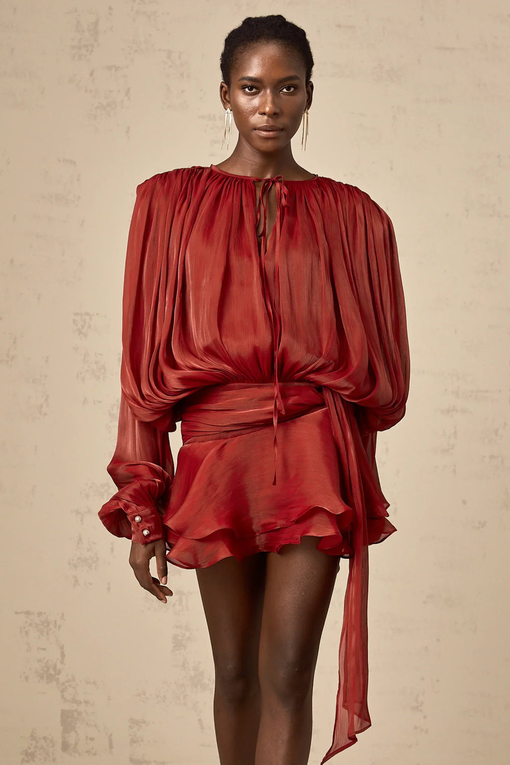 Short fluid dress with long sleeves and tied belt