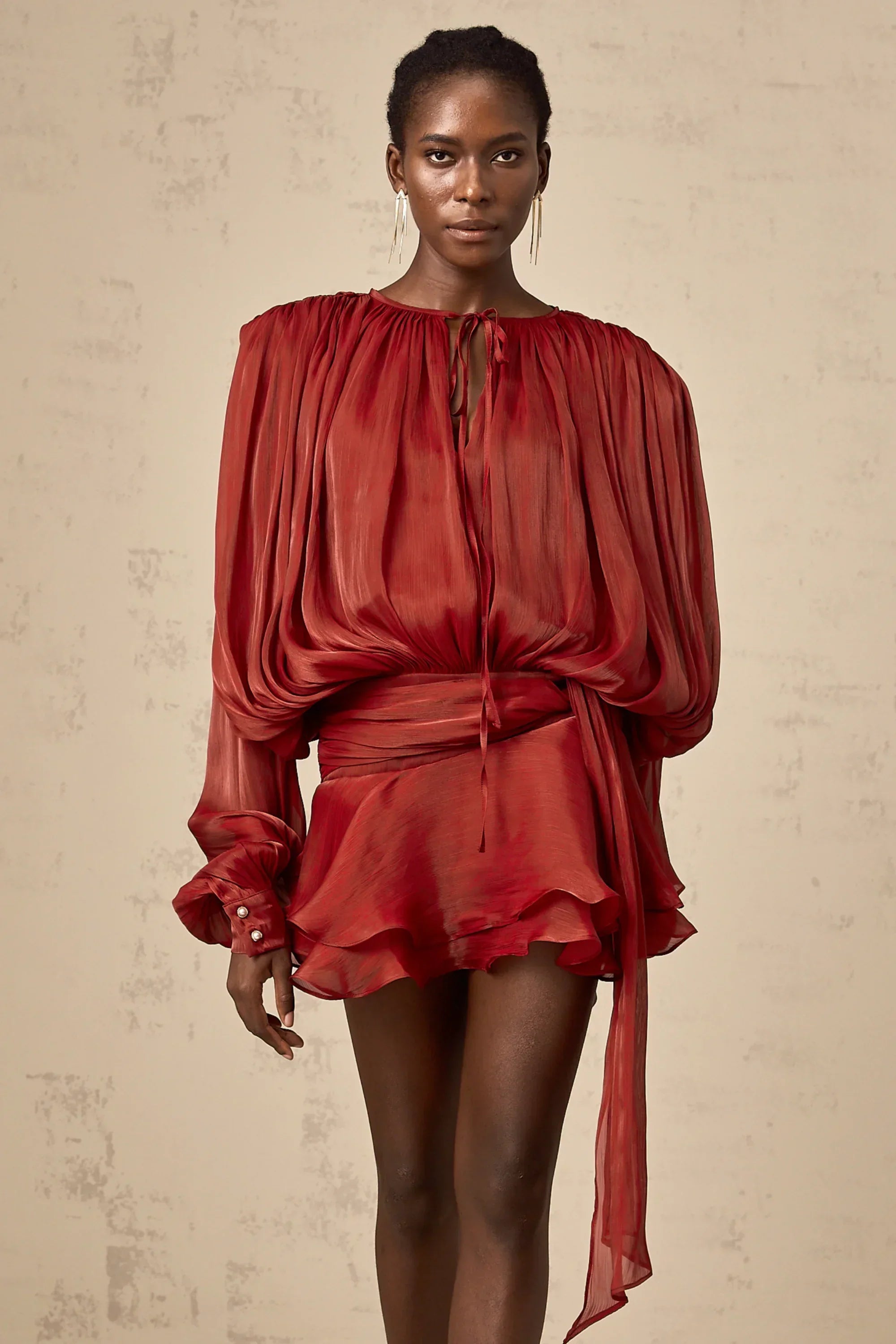 Short fluid dress with long sleeves and tied belt