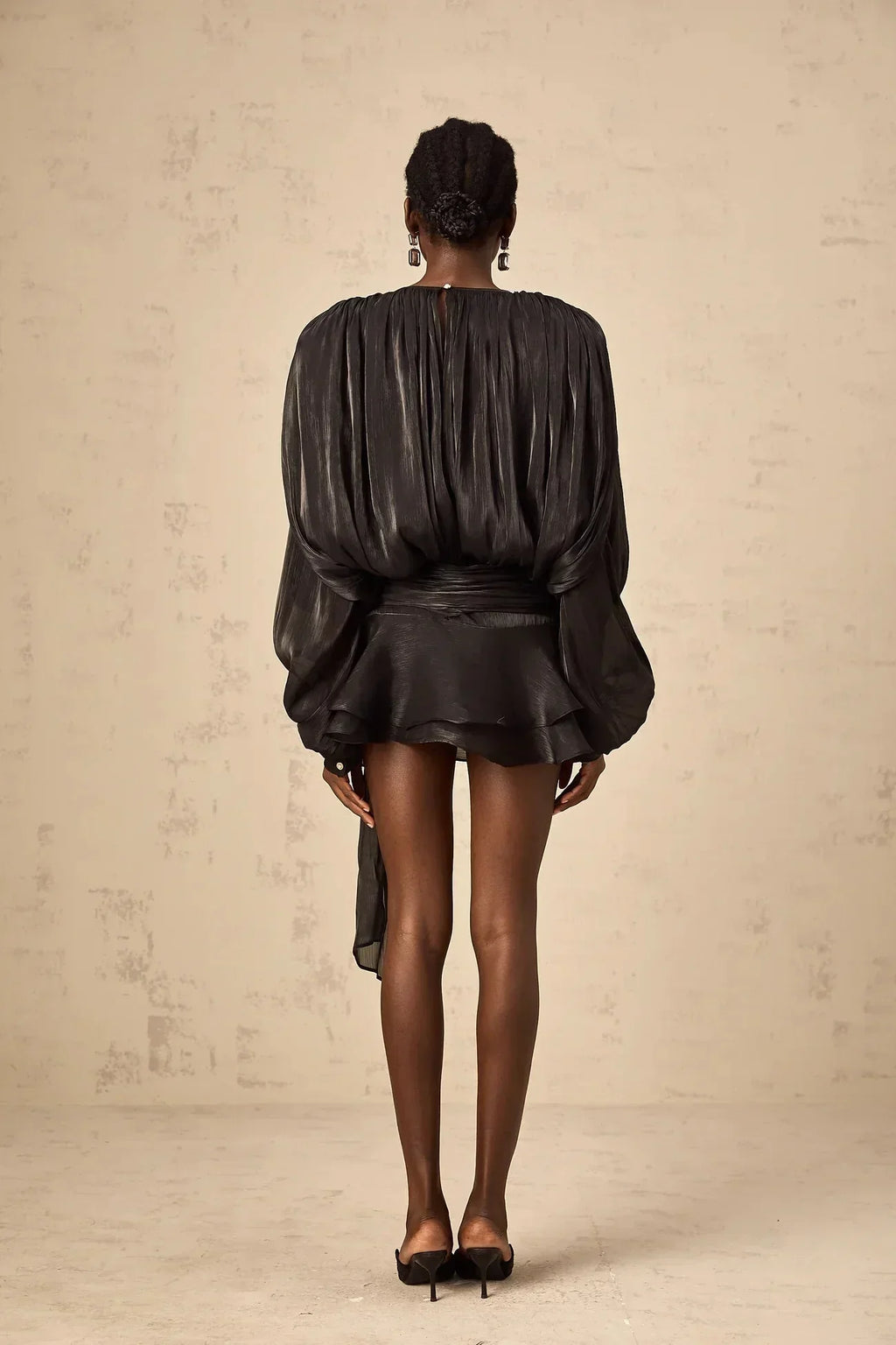 Short fluid dress with long sleeves and tied belt
