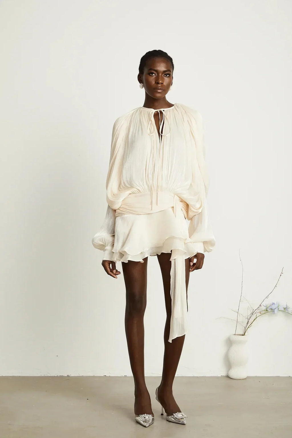 Short fluid dress with long sleeves and tied belt