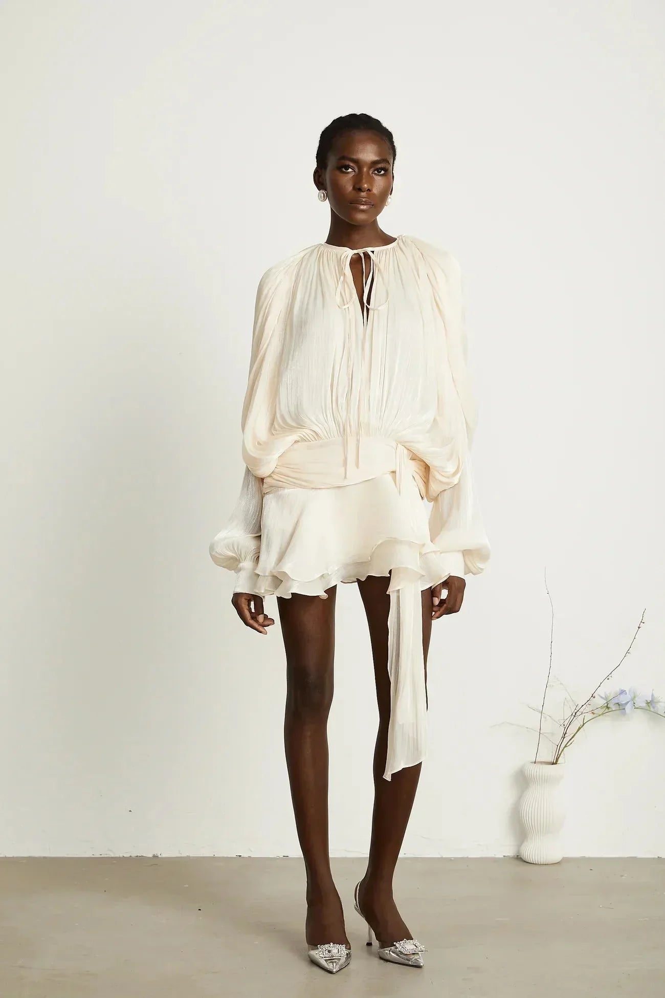 Short fluid dress with long sleeves and tied belt