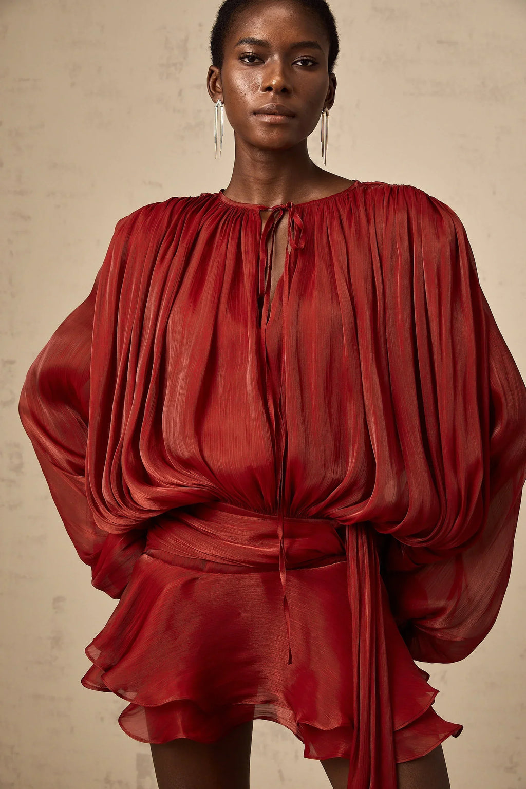 Short fluid dress with long sleeves and tied belt
