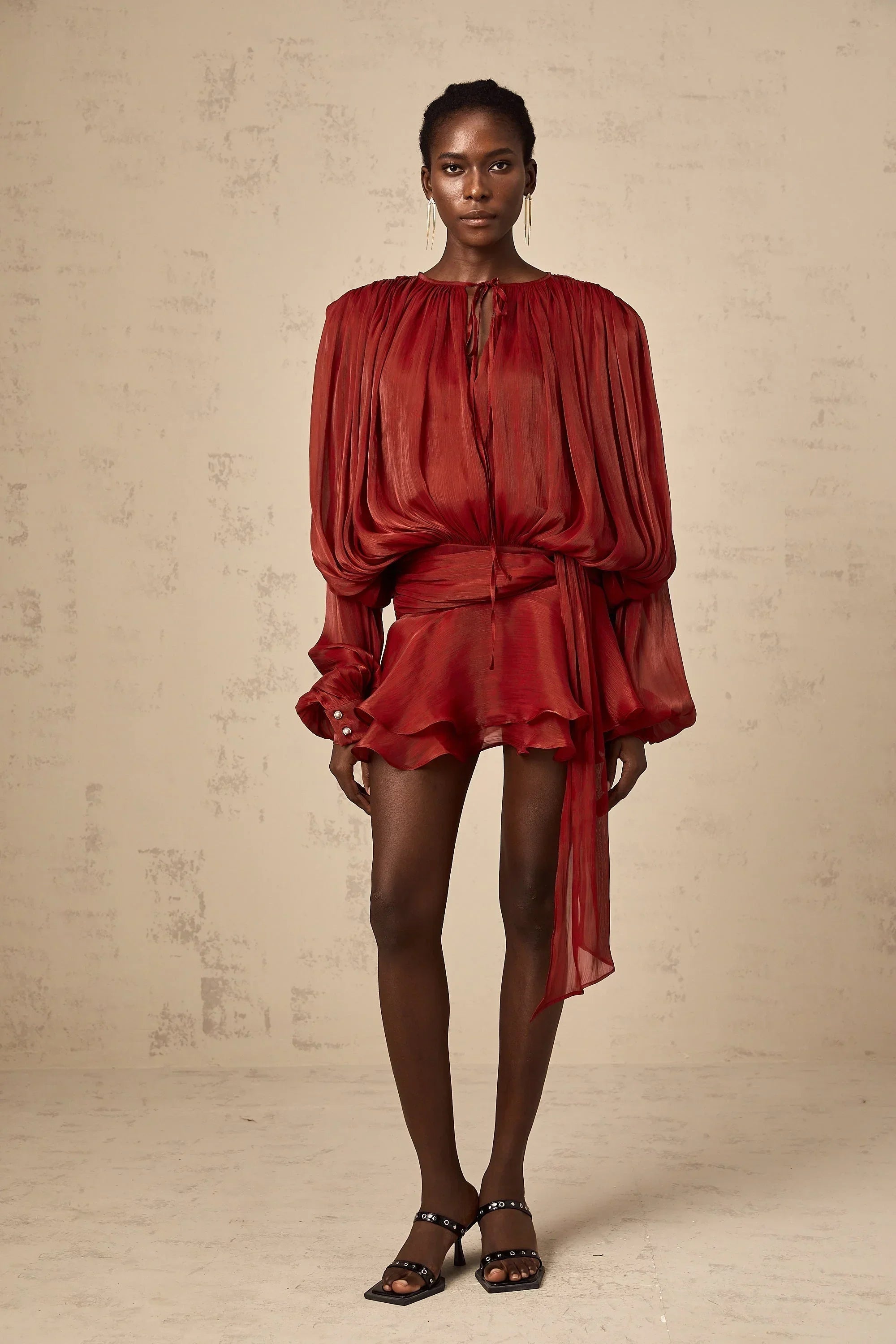 Short fluid dress with long sleeves and tied belt