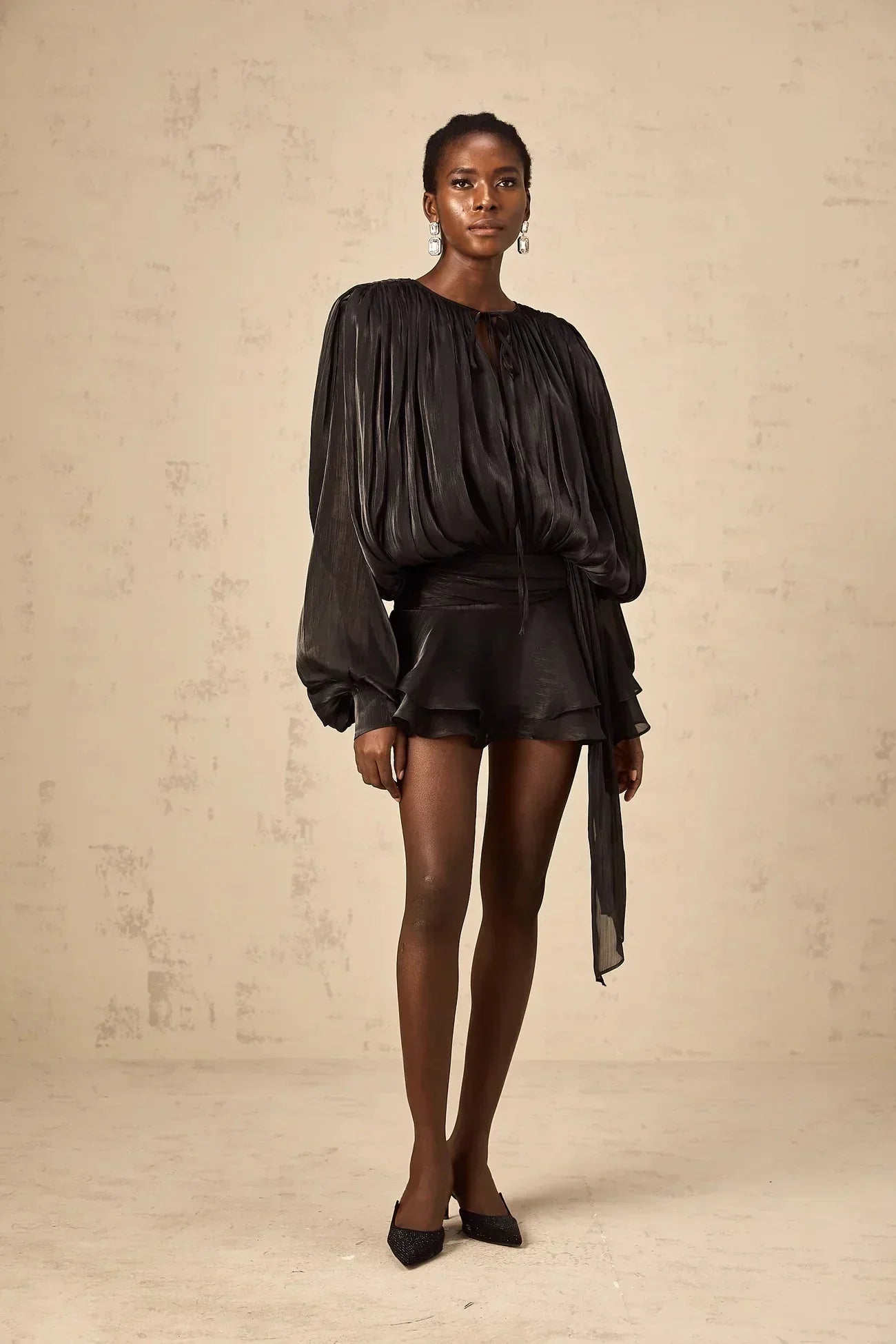 Short fluid dress with long sleeves and tied belt