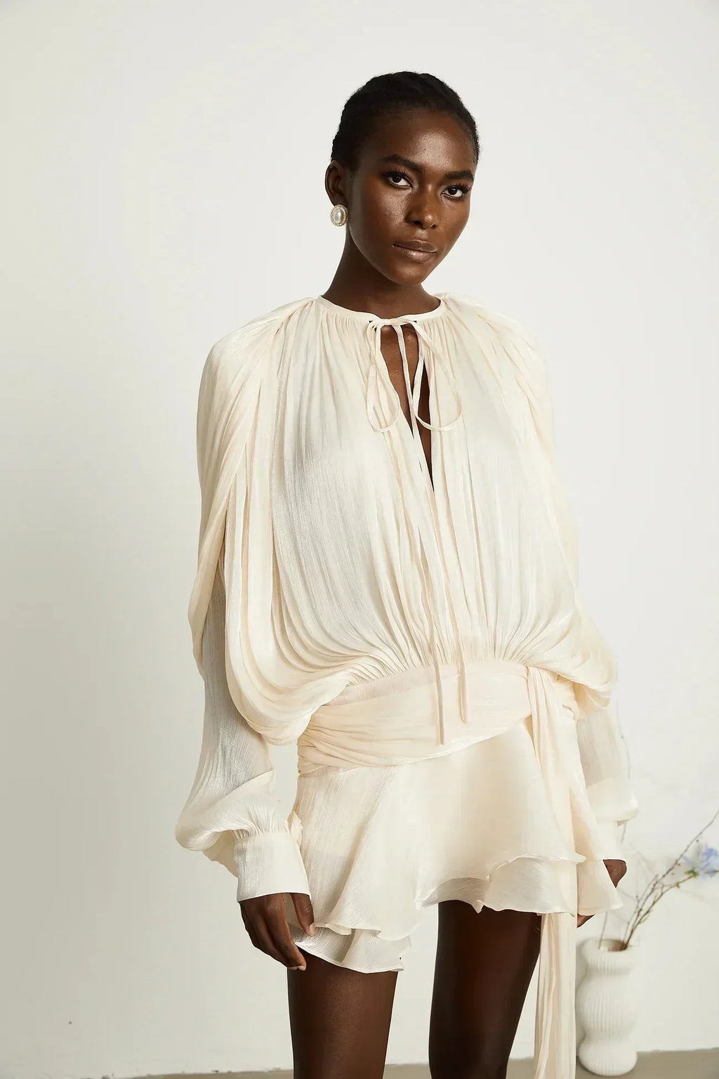Short fluid dress with long sleeves and tied belt