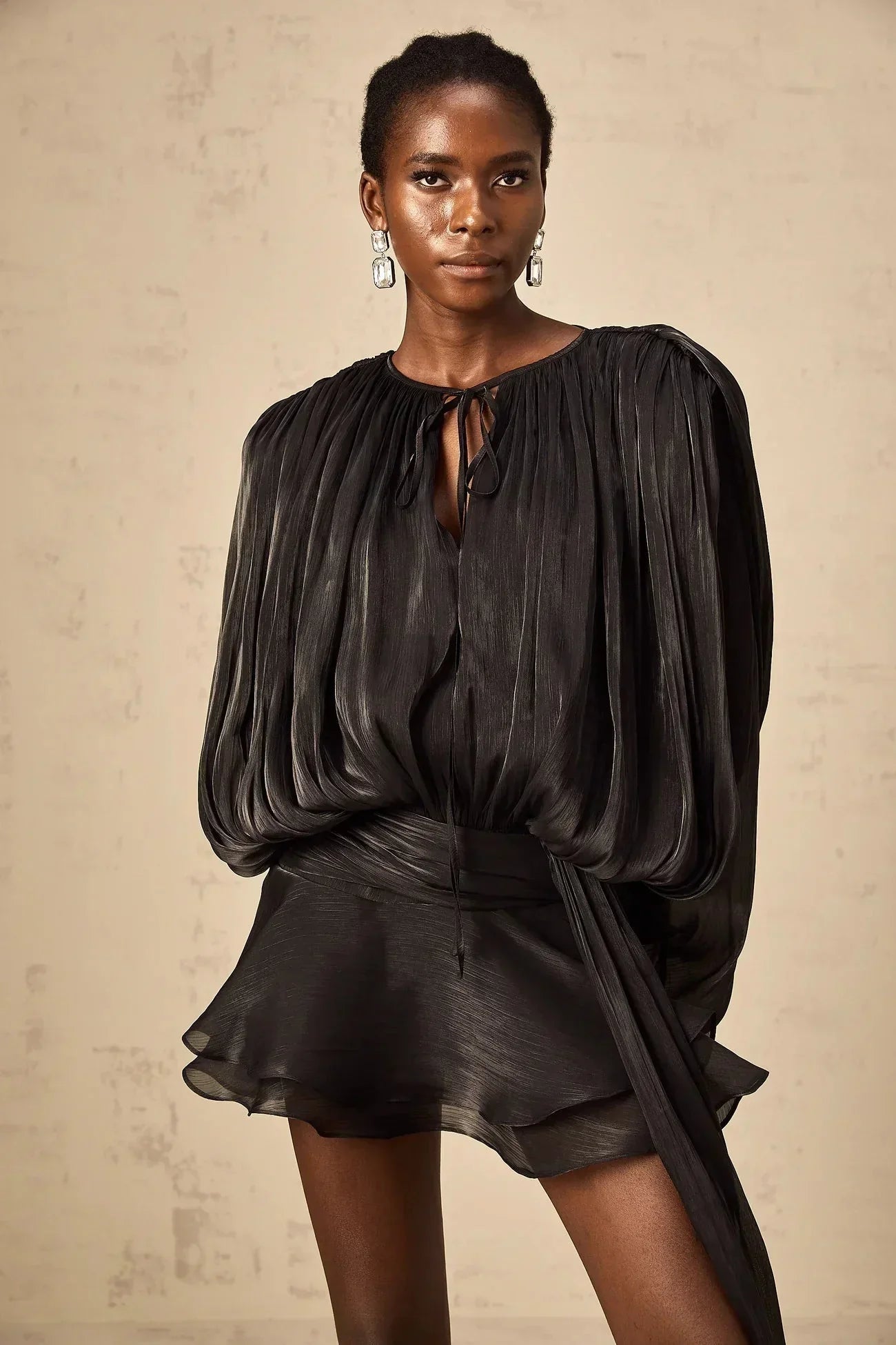 Short fluid dress with long sleeves and tied belt