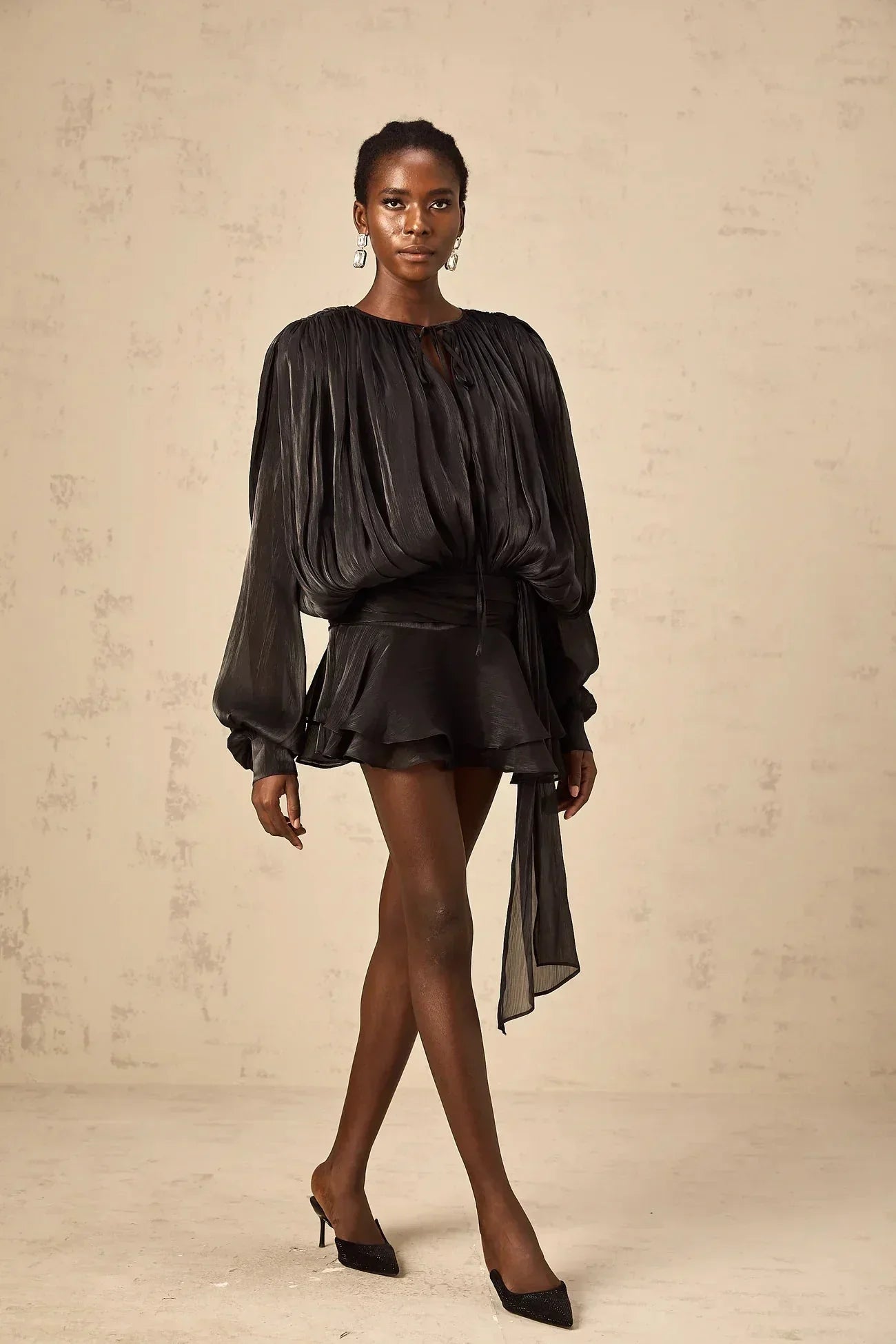 Short fluid dress with long sleeves and tied belt