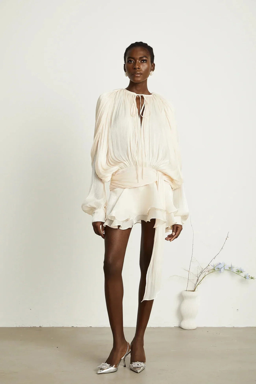 Short fluid dress with long sleeves and tied belt