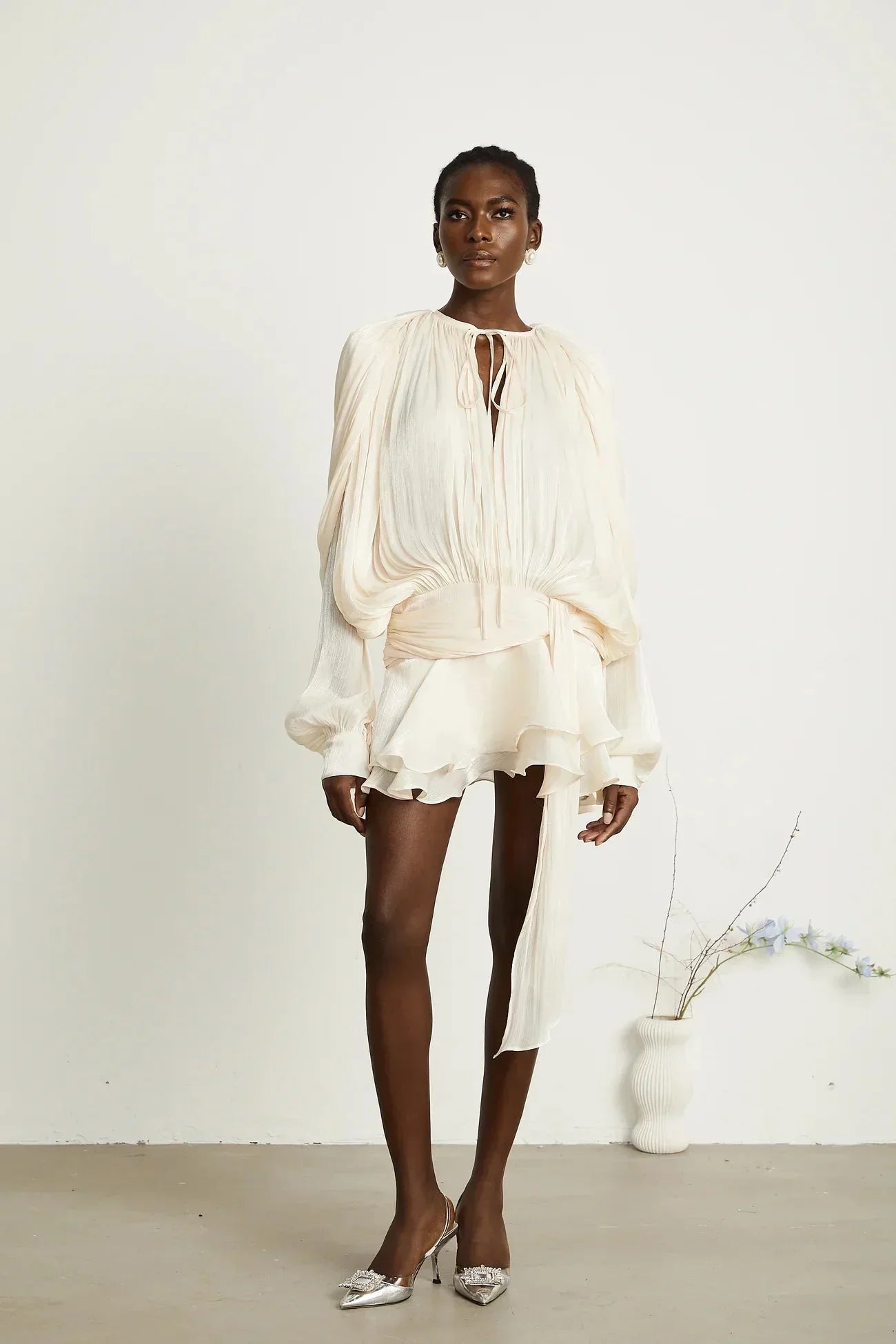 Short fluid dress with long sleeves and tied belt