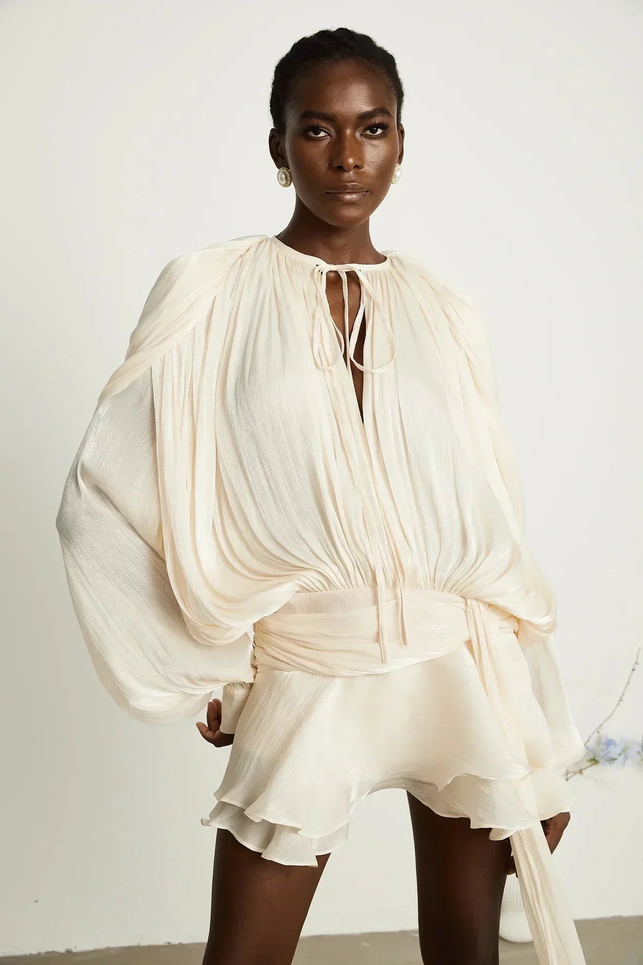 Short fluid dress with long sleeves and tied belt