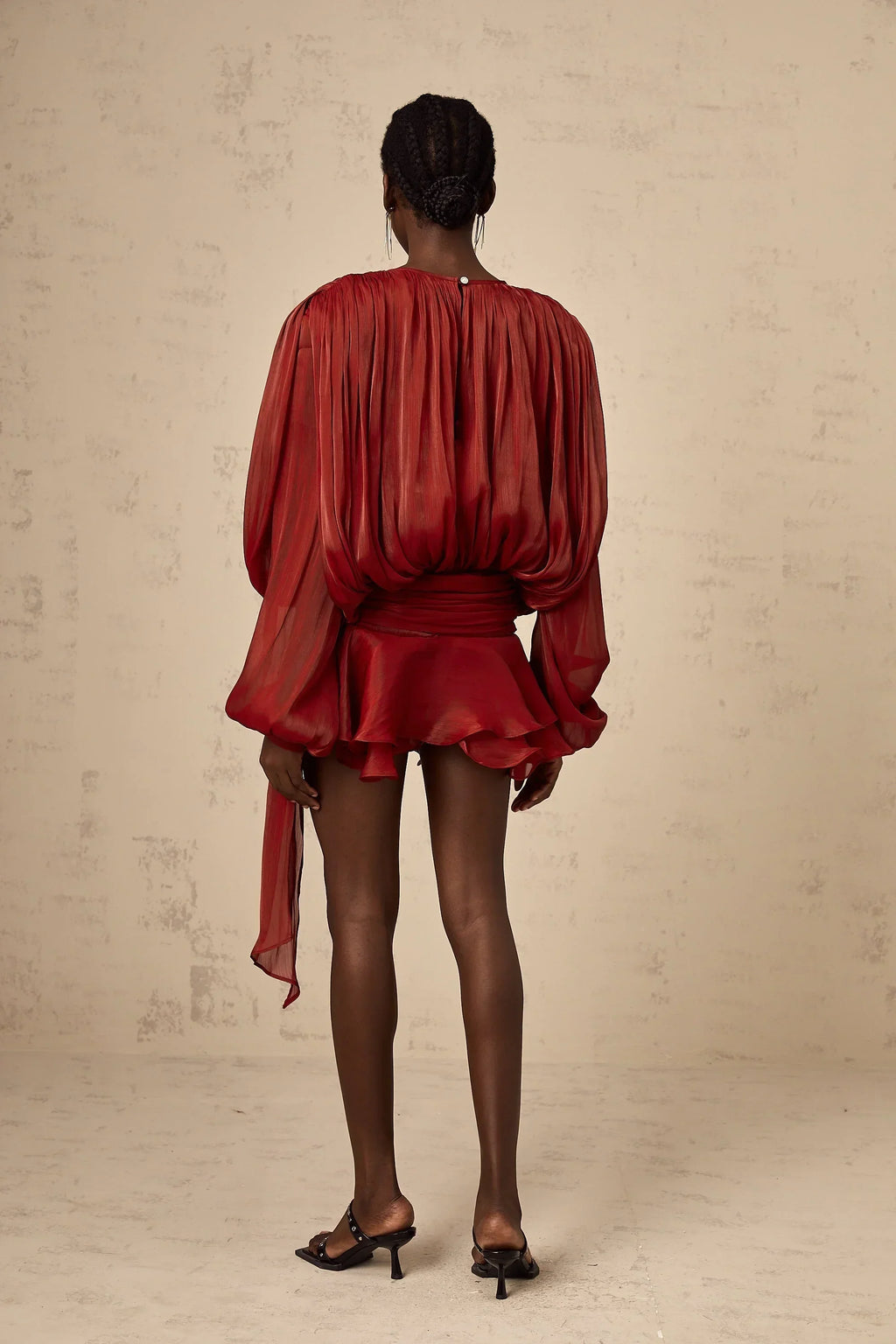 Short fluid dress with long sleeves and tied belt
