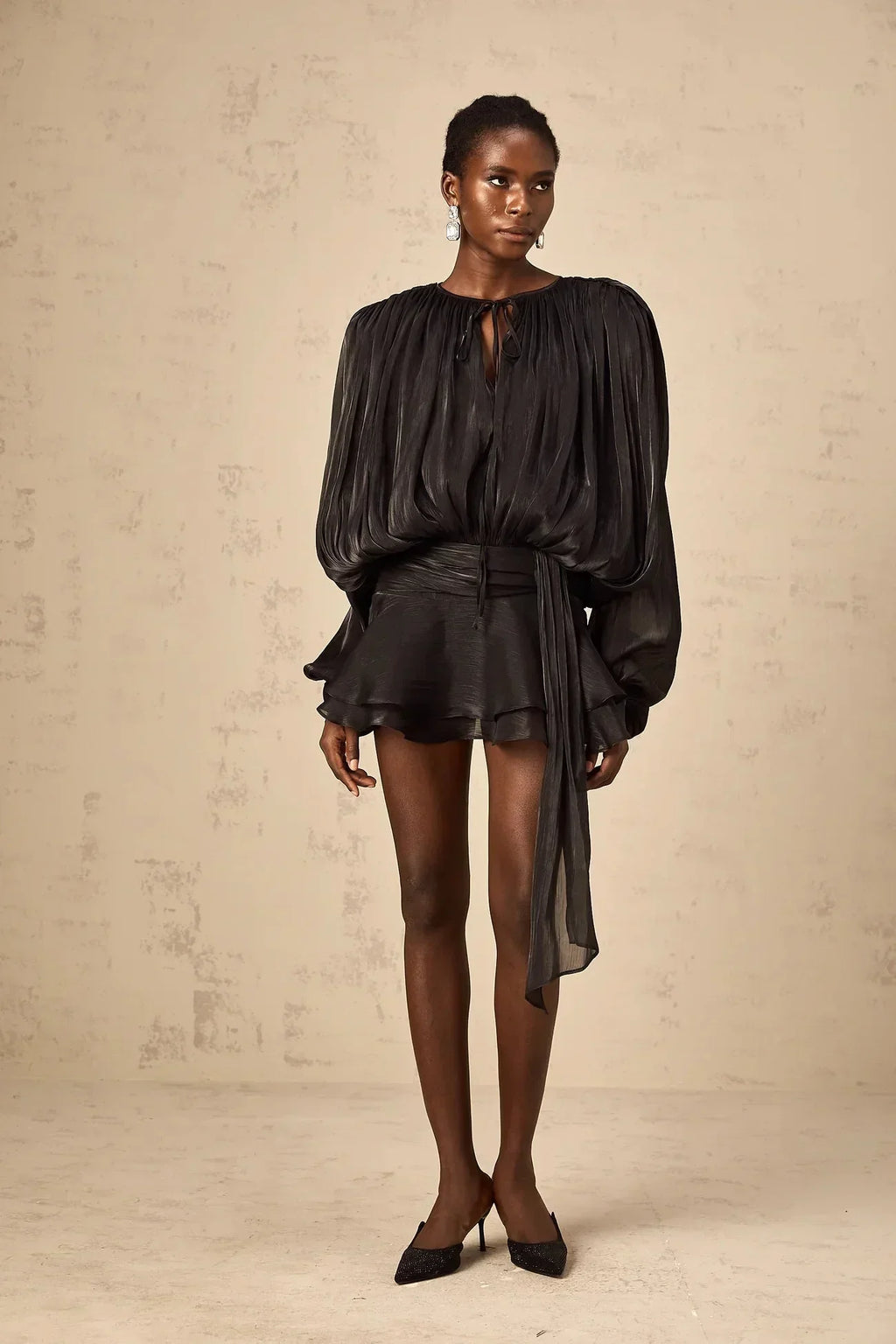Short fluid dress with long sleeves and tied belt