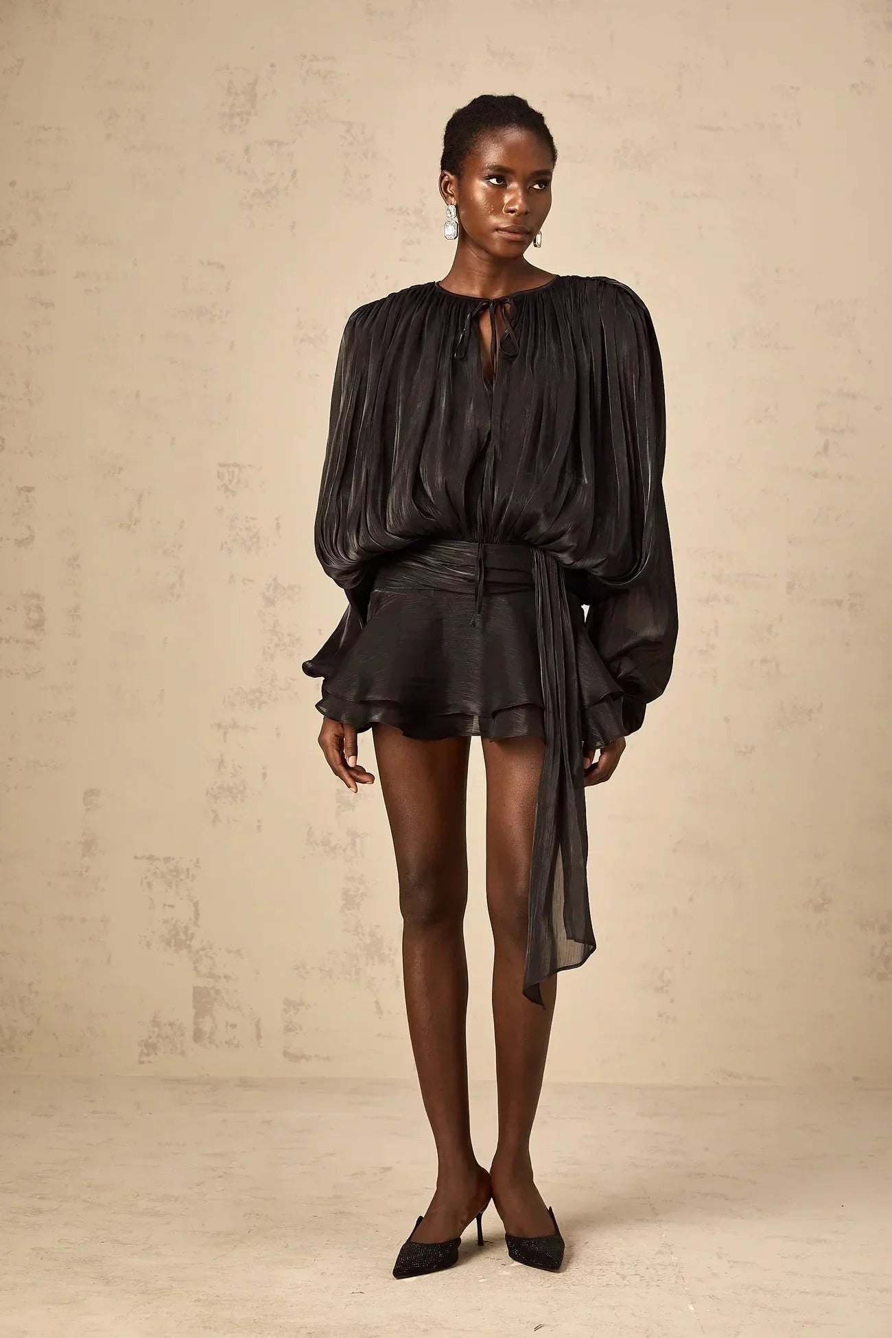 Short fluid dress with long sleeves and tied belt