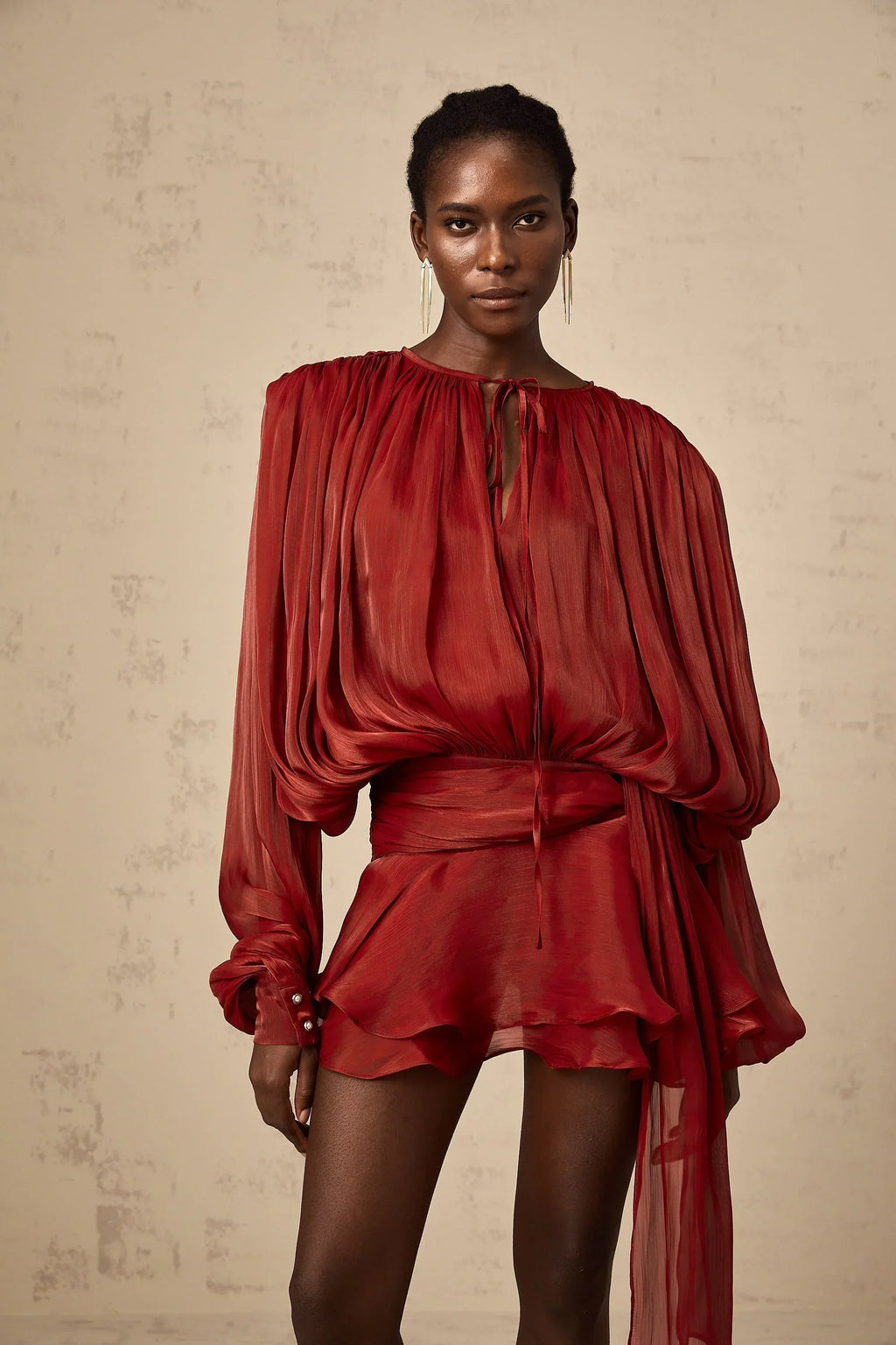 Short fluid dress with long sleeves and tied belt