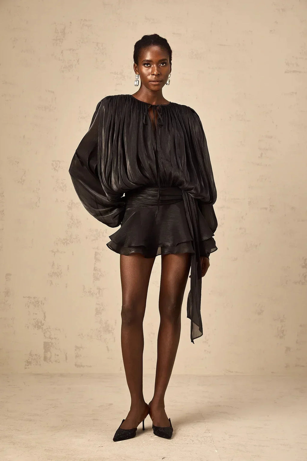 Short fluid dress with long sleeves and tied belt