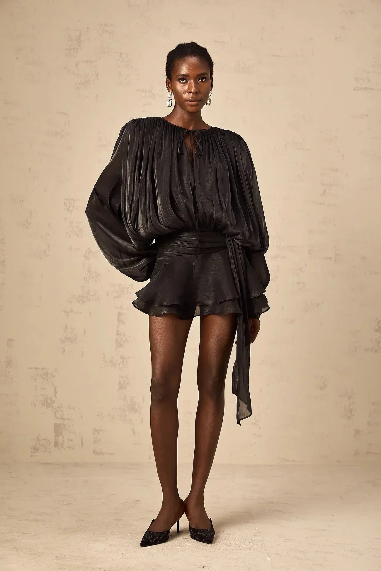 Short fluid dress with long sleeves and tied belt