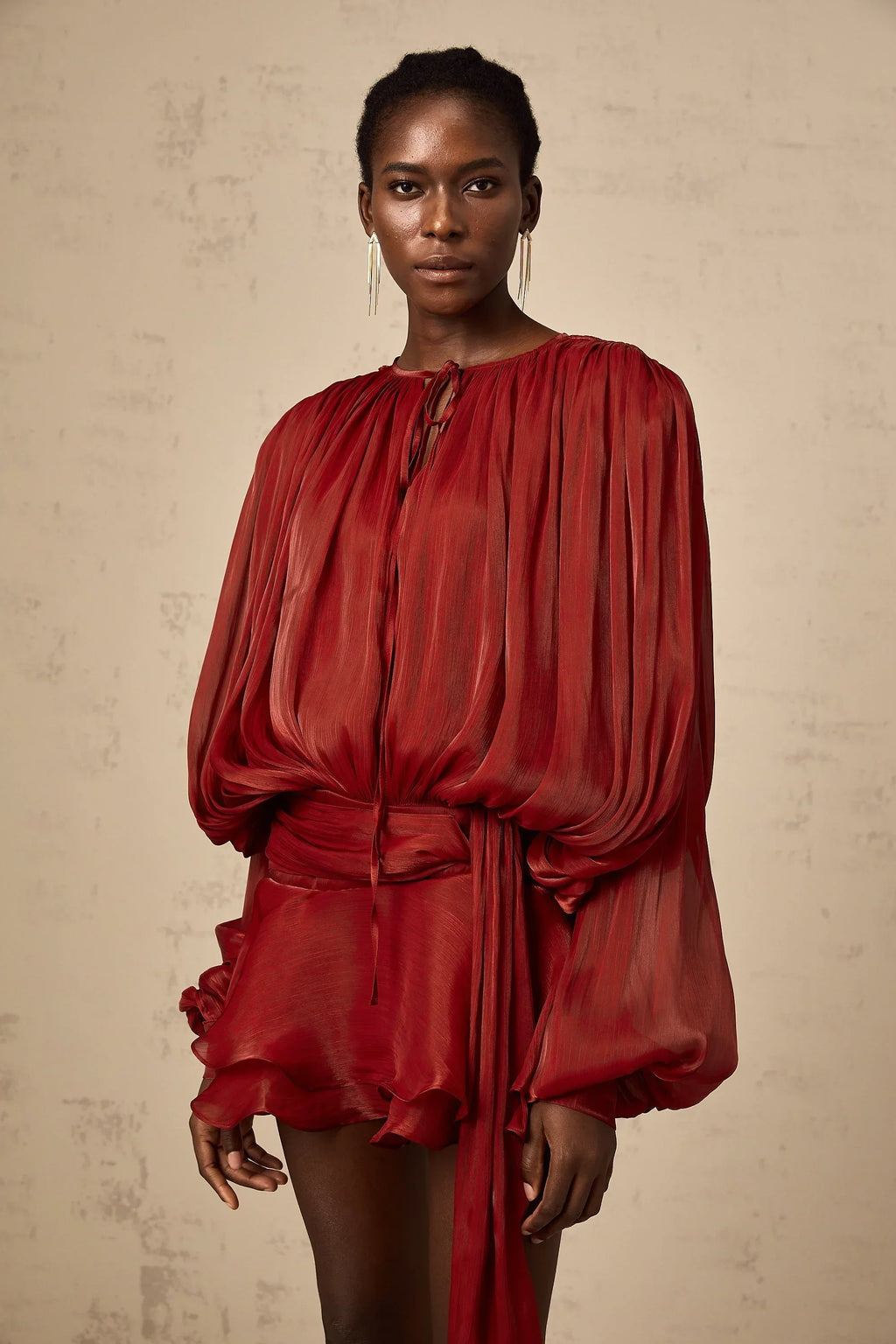 Short fluid dress with long sleeves and tied belt