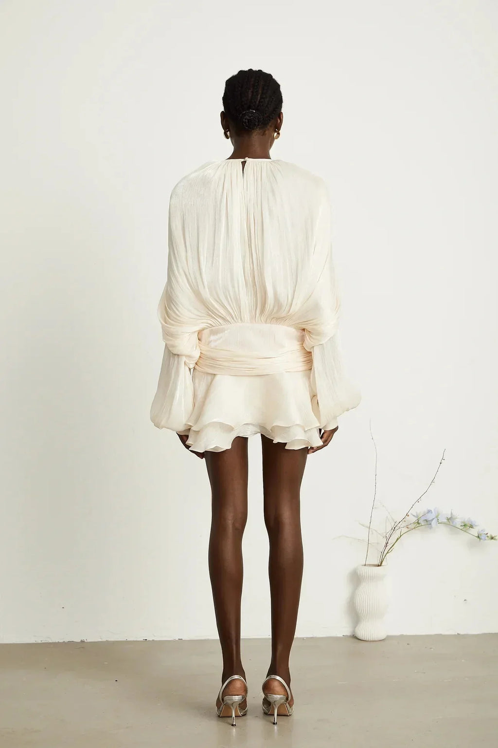 Short fluid dress with long sleeves and tied belt
