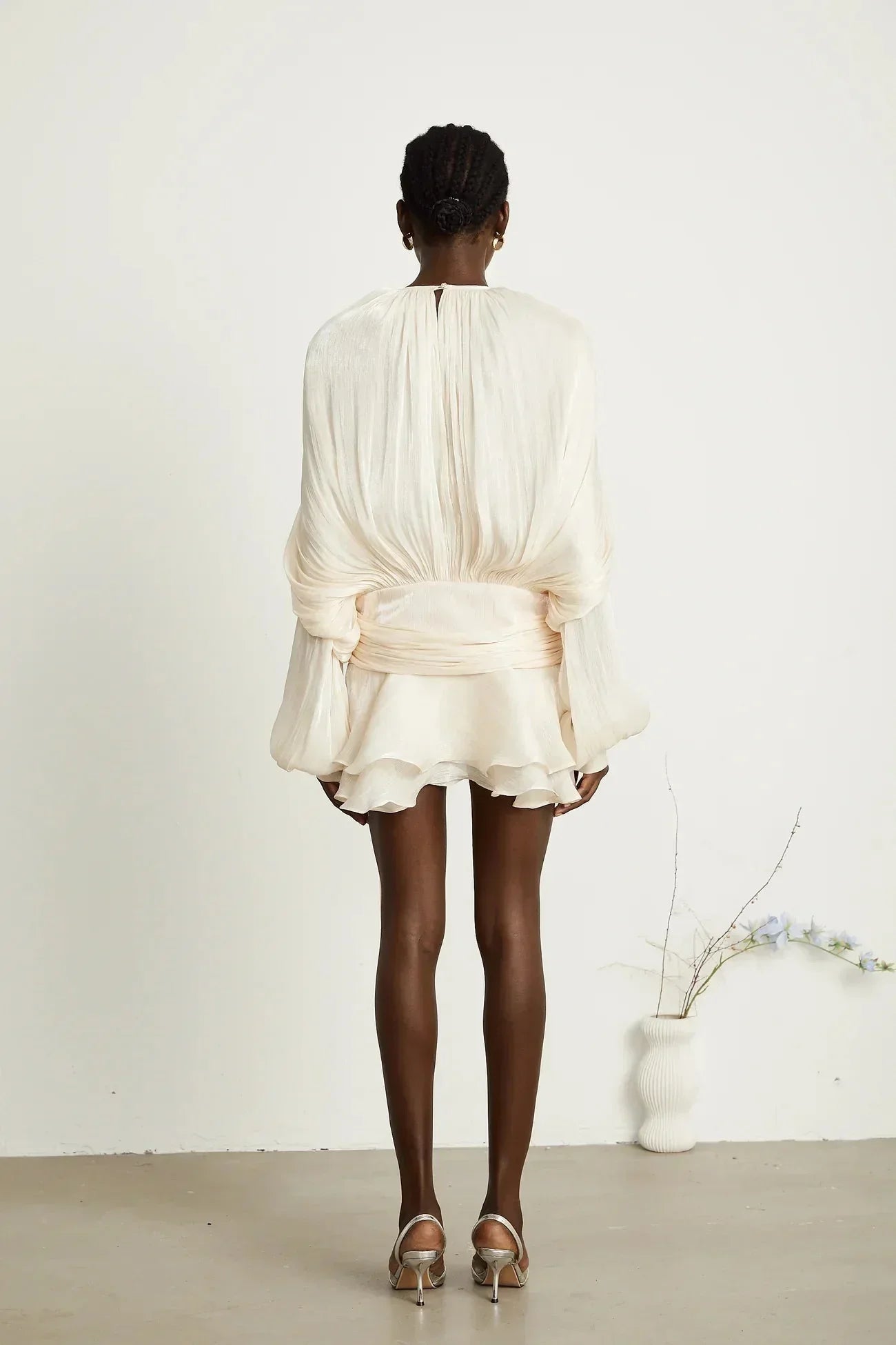 Short fluid dress with long sleeves and tied belt