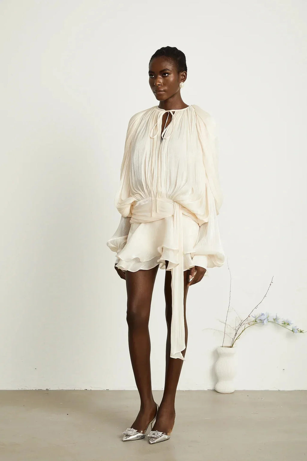 Short fluid dress with long sleeves and tied belt
